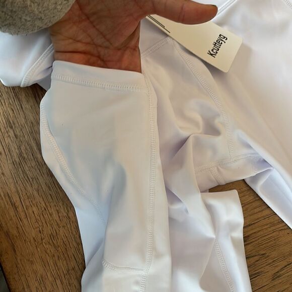 Kcutteyg white exercise capris with side pockets.  New with tags - Picture 2 of 13
